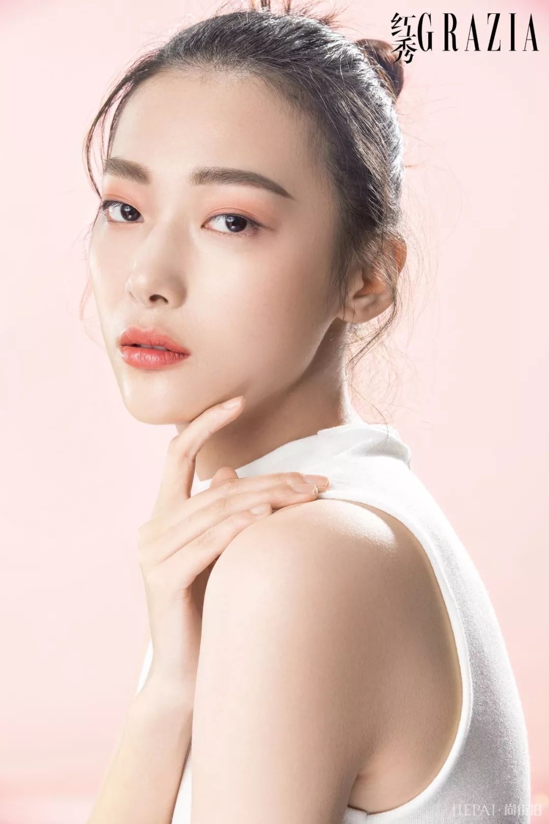 高明遥演绎美宝莲&红秀美妆大片