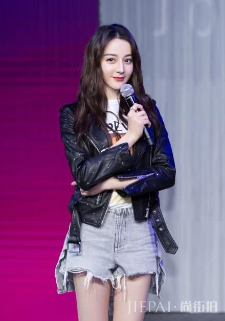 迪丽热巴冬天穿超短裤看着都冷？