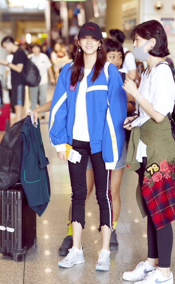 关晓彤这条裤子别人穿是长裤，她穿却成七分裤