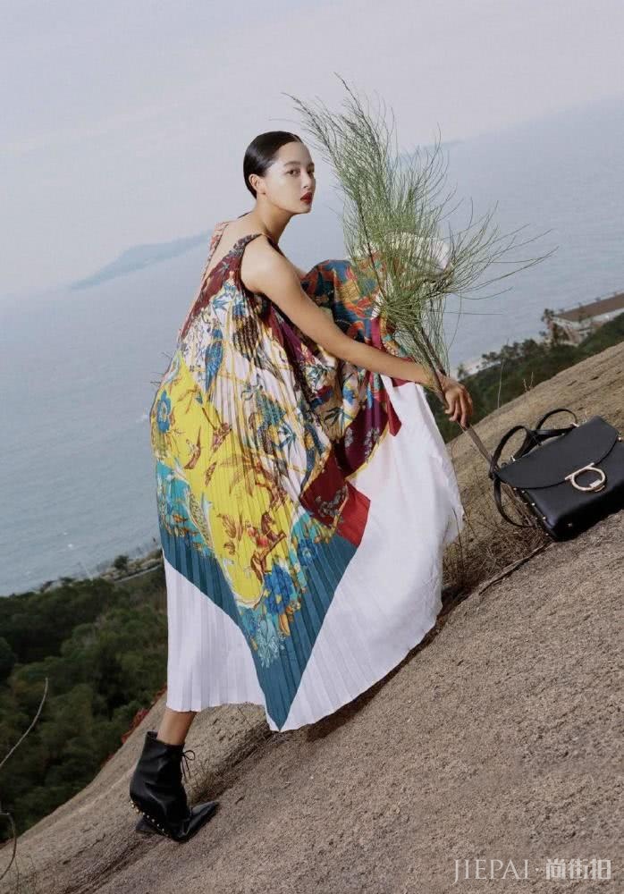 辛芷蕾针织百褶裙配黑色靴子，侧躺造型满分