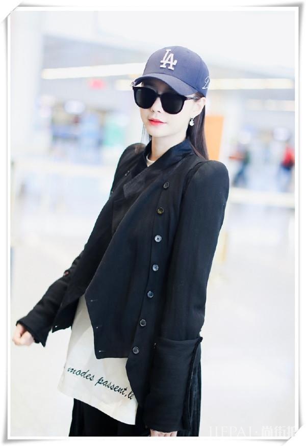 沈梦辰被传结婚消息，现身机场照就显孕相！