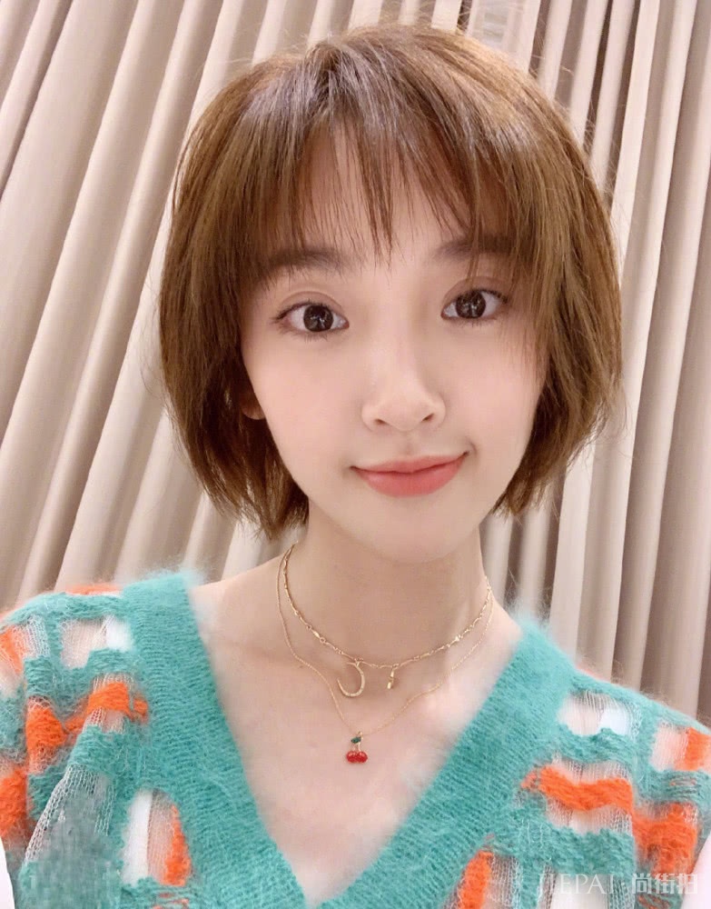 唐艺昕剪短发嫩回18岁，烫卷发又显老10岁，还是适合留短发