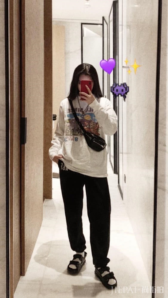 欧阳娜娜素颜出境晒私服毫不胆怯，怎么穿都好看