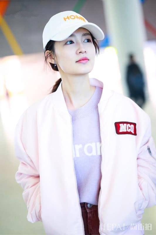 李沁夹克配紫色针织衫和砖红色休闲裤, 多色搭配好美!