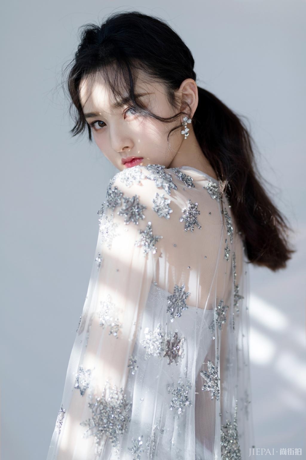 吴谨言和宋祖儿同样留羊毛卷发，都显得青春靓丽俏皮