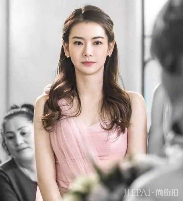 《见字如面》里戚薇齐肩直发知性优雅，气质发型就选它