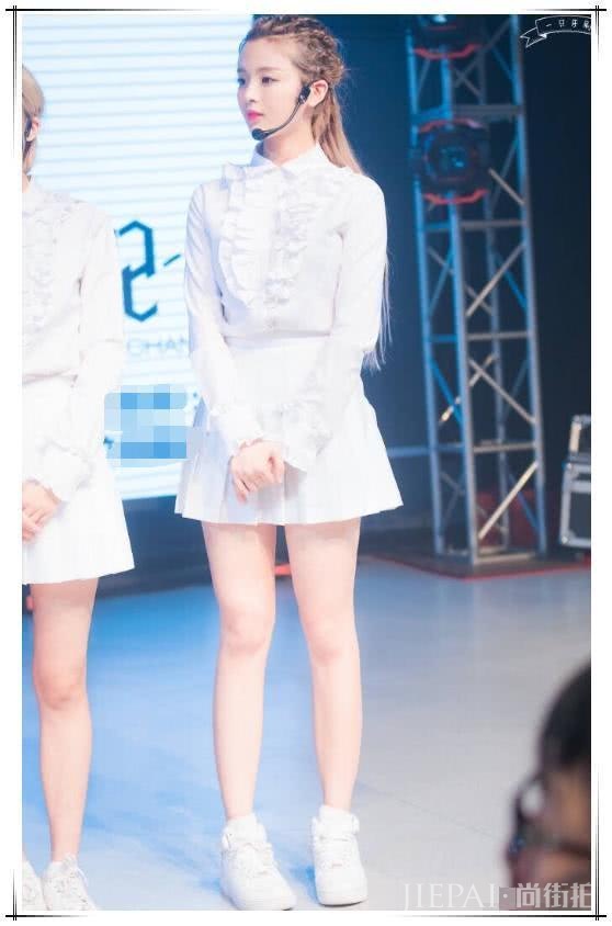 杨超越离开浓妆加持眼睛暗淡又无神