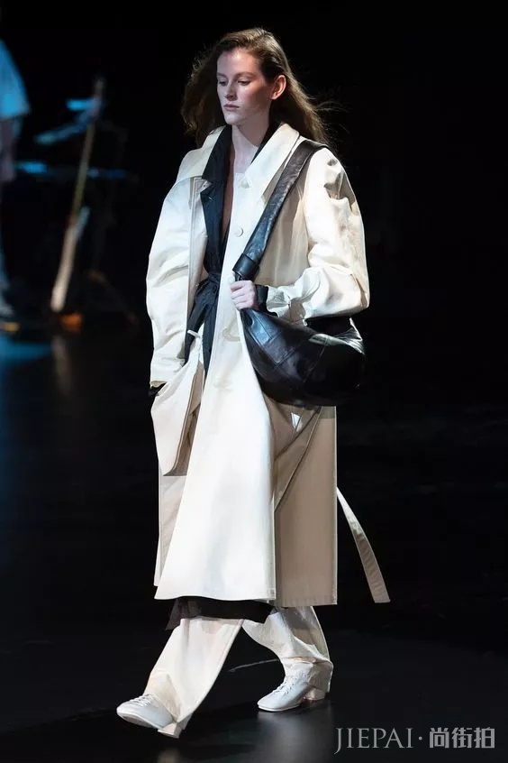 今冬新晋外套+外套成为时尚圈最火穿搭！