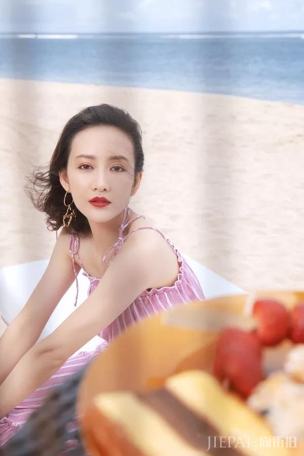 王鸥海旅拍大片慵懒怡人，体态自然美又高级了