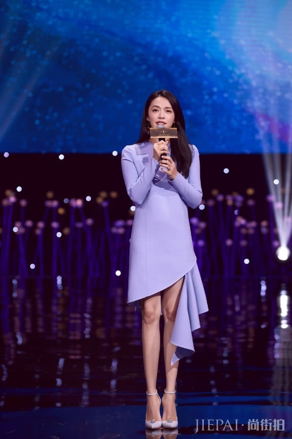 姚晨优雅气质秒杀全场,裙子长了一条“尾巴”啦!