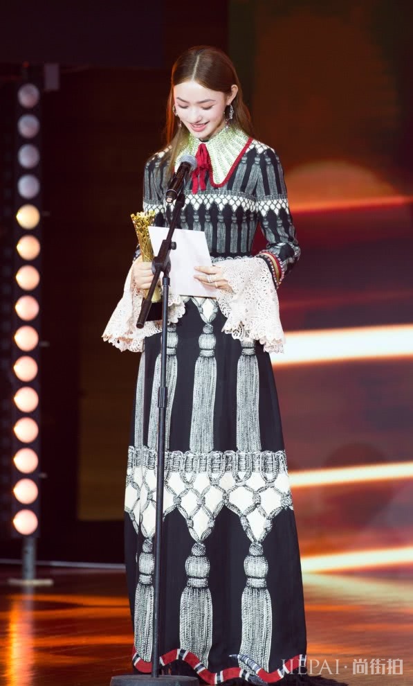 林允穿“窗帘”亮相，腰以下的“麦穗腿”才是亮点！