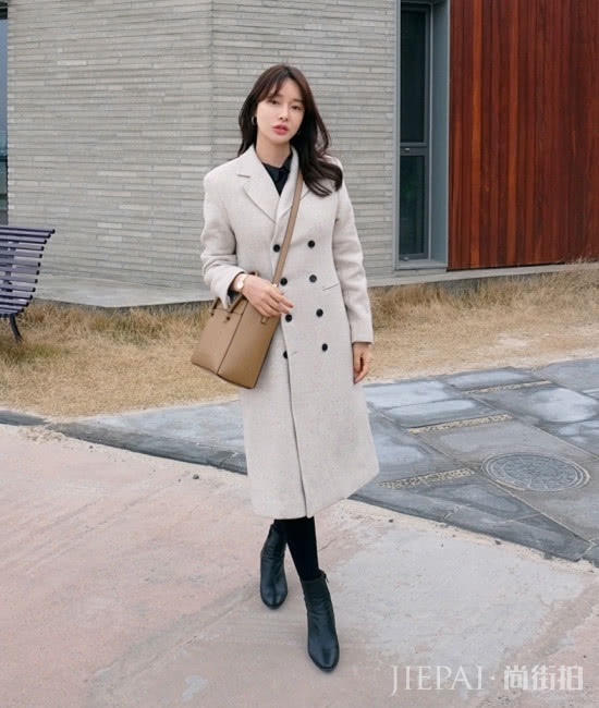 冬季穿搭想要新花样？选择双排扣大衣，复古又减龄
