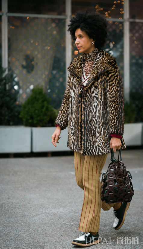 针织提花毛衣怎样搭配 做大气干练女强人