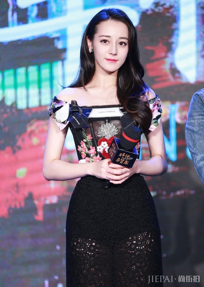 迪丽热巴美成这样能不抢风头吗？为了秀腿撕开“糖果裙”!