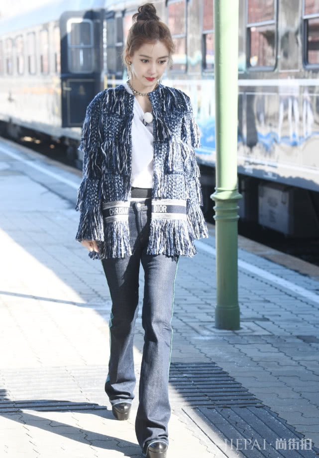 杨颖一双“潜艇鞋”穿出1米8的既视感，越发会穿了！