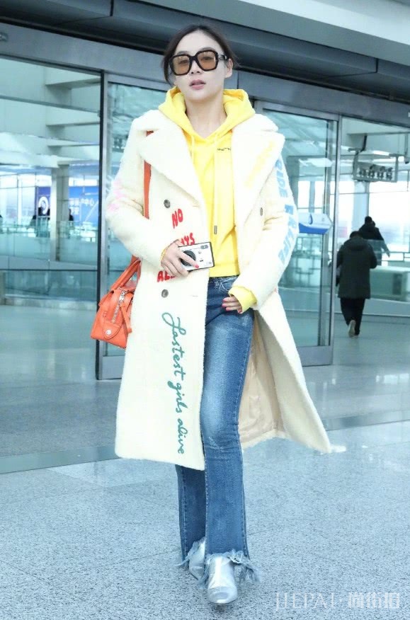 袁姗姗酷爱大衣配卫衣,换了个颜色更美!