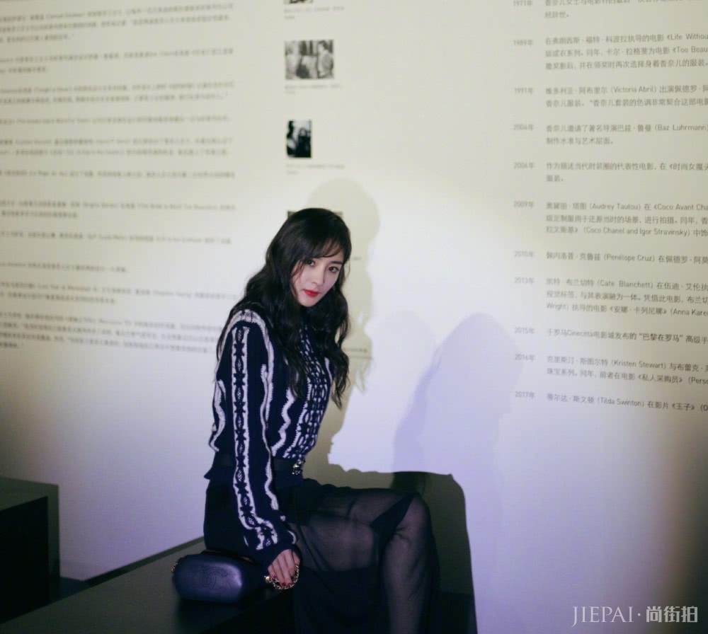 杨幂烫了卷发,气质瞬间变惊艳,穿红色衣服美如少女