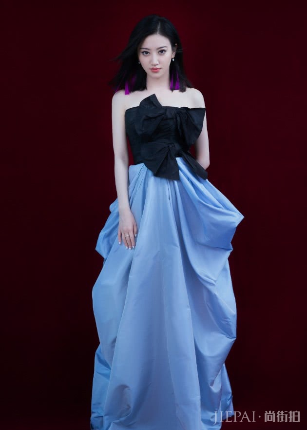 景甜这条礼服简直是“女侠”必备款，优雅又帅气！