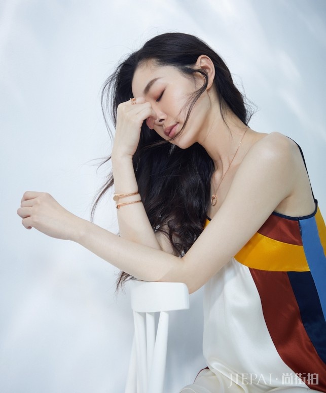 宋轶一件吊带连衣裙衬托出她优雅清纯的气质