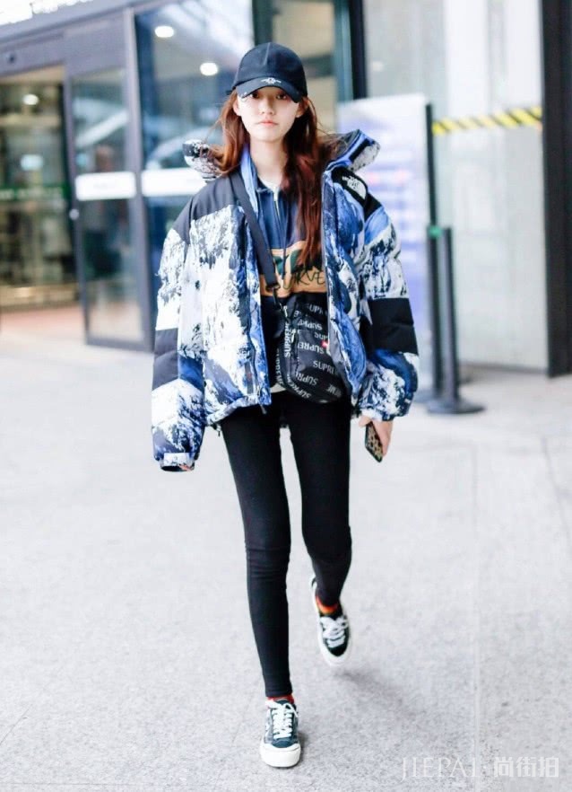 林允红色袜子穿上时尚感翻倍！