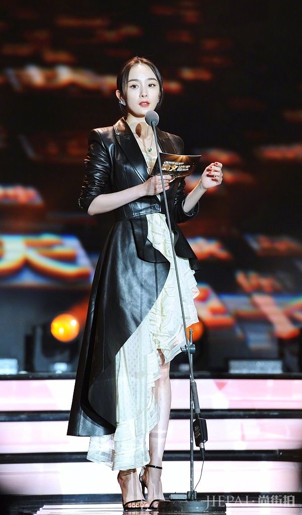 杨幂上台时肚子箍很紧,下台马上换宽松衣服