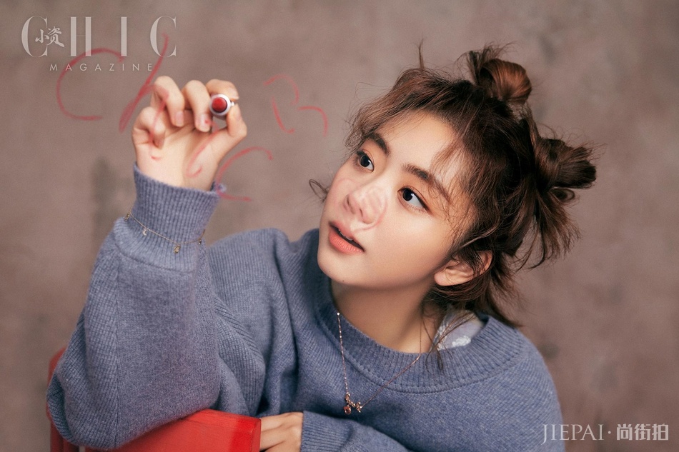 谭松韵2019登《小资CHIC》封面,化身摩登女郎明朗动人