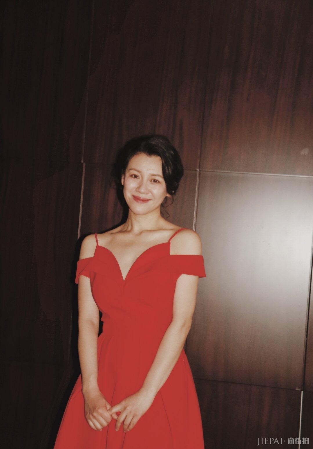 红色!刘琳凹出逆生长范儿,吴昕特魔性