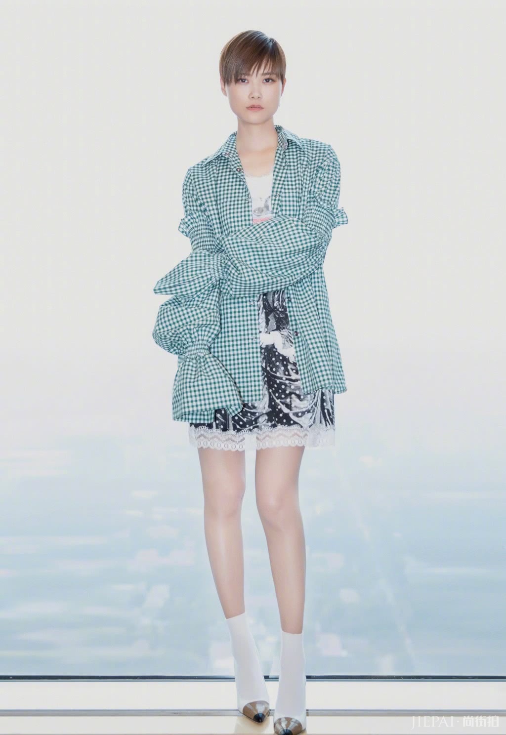 李宇春穿上小香风裙装太美,女人得不像她