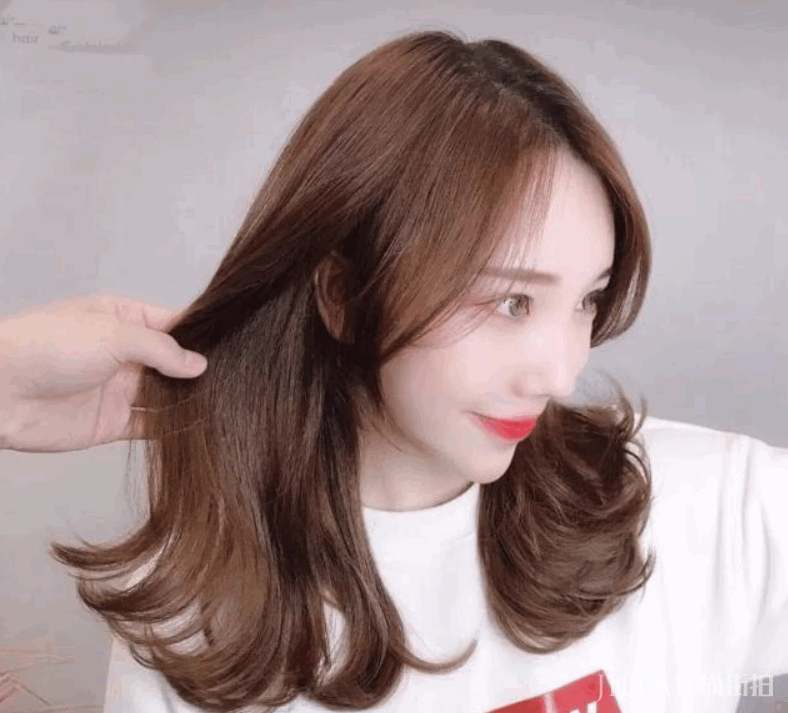 2019年“懒人烫”火了,中长发女生可以作参考!