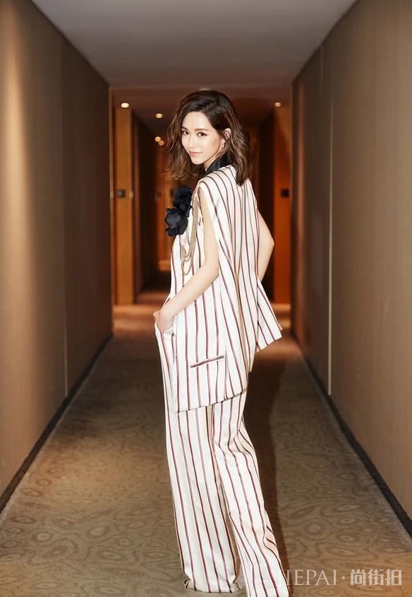 文咏珊在衣领挂2朵大花，全靠颜值撑了起来！