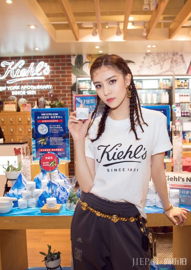 宋妍霏穿运动裤还要挂条“金腰带”，明星炫富就服你！