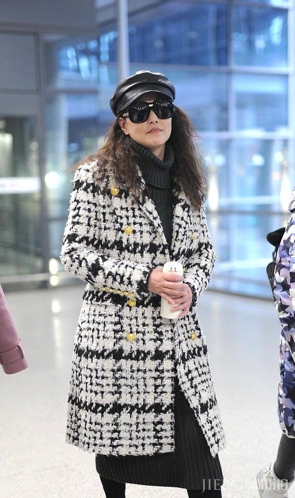 周海媚穿格纹大衣搭针织裙走机场