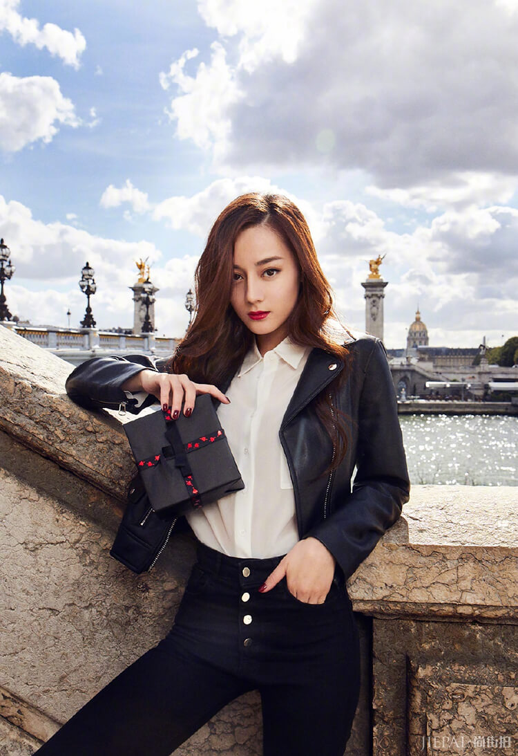 迪丽热巴星星毛衣黑色皮衣高腰裤又酷帅十足