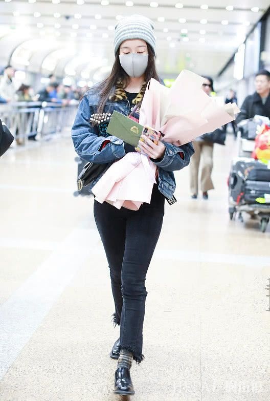 张雪迎穿的裤子显腿粗又显胯宽!