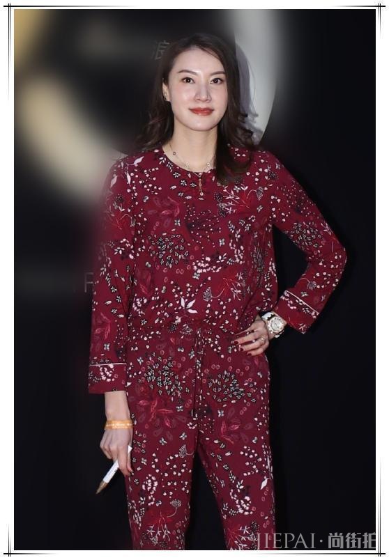 谢杏芳“奶奶装”也穿出高级感，难怪林丹会回头