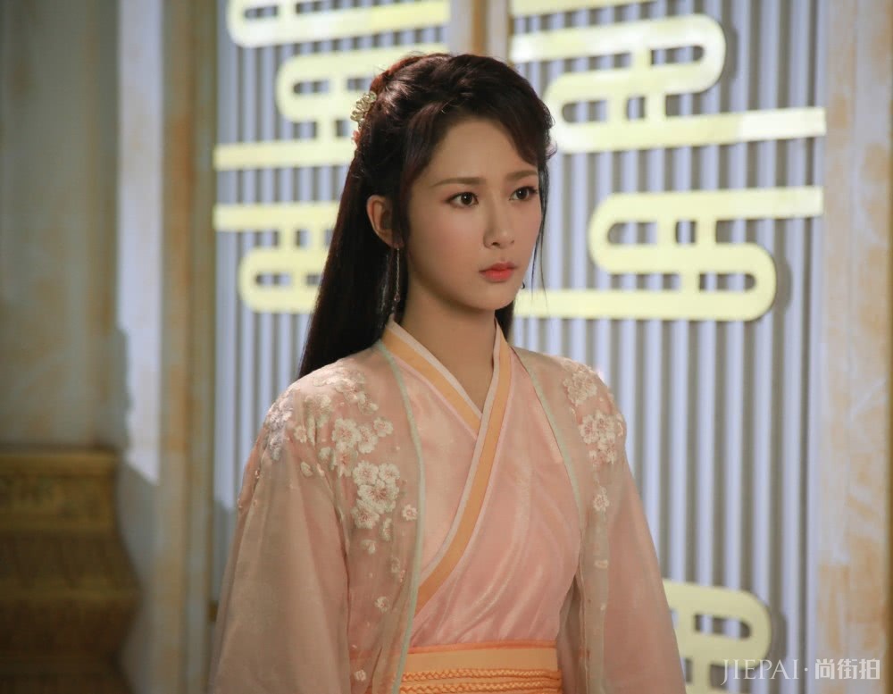 杨紫扎丸子穿运动衣也能可爱俏皮似少女