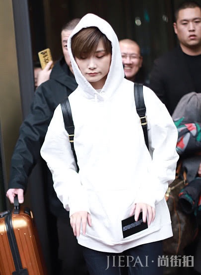李宇春着迷彩棉袄似“墩子”!