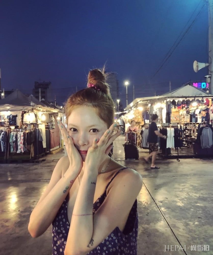 泫雅泰国旅行私照曝光,丸子头搭配碎花裙俏皮还甜美