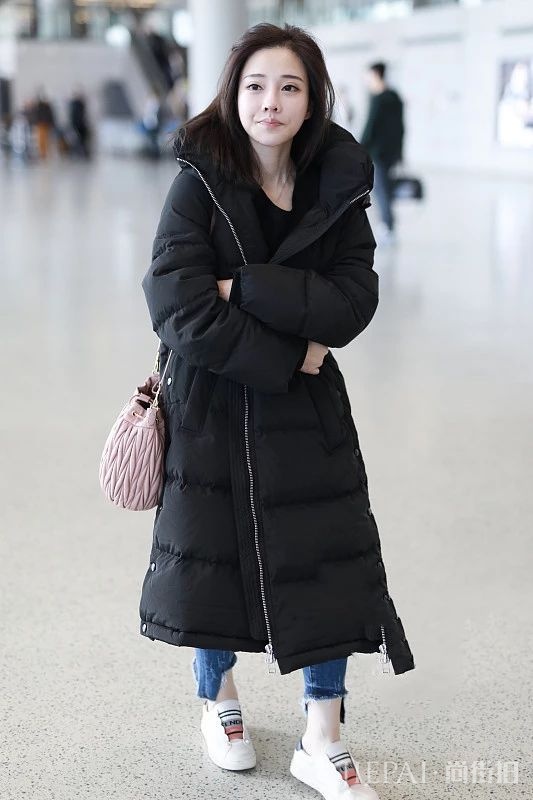 冯提莫厚实羽绒服搭配开叉牛仔裤,衣品开挂!