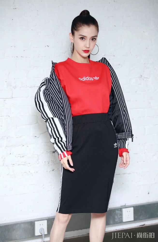 杨颖T恤搭配运动裙尽显女神范儿!