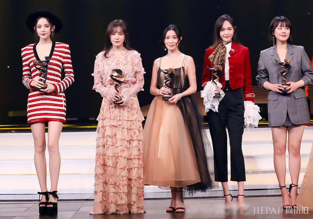 微博之夜,古力娜扎身材就是好,唐嫣C位笑起来还是那么甜