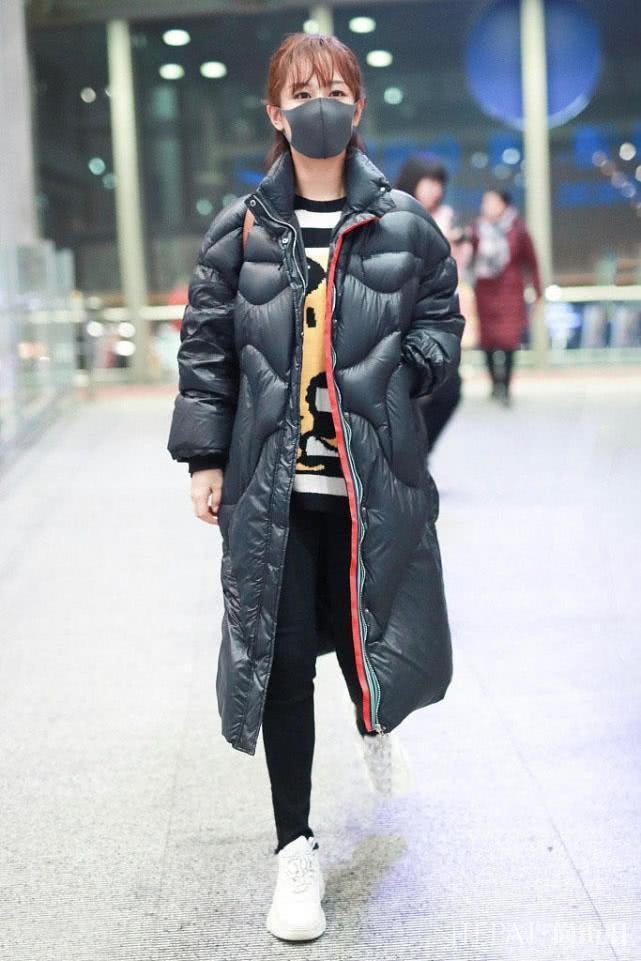 钟楚曦穿羽绒服现身，虽然未施粉黛但气场不容忽视！