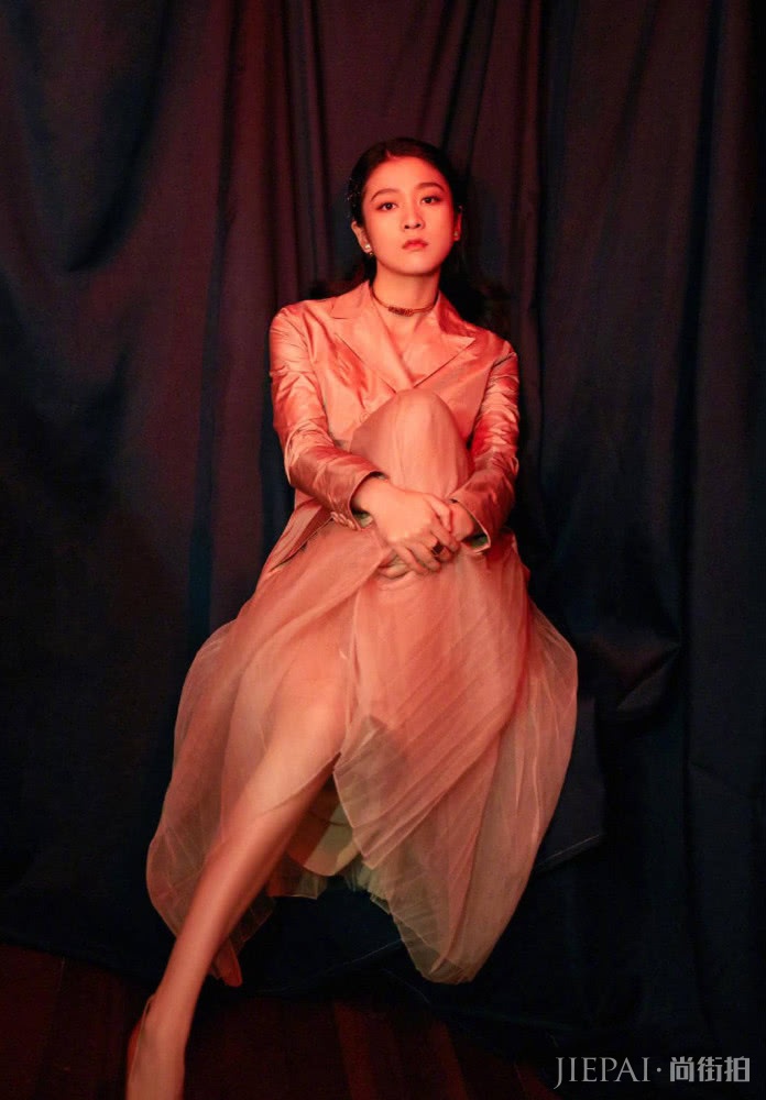 张雪迎化身粉色“妖蝶”坚毅眼神,女人味尽显