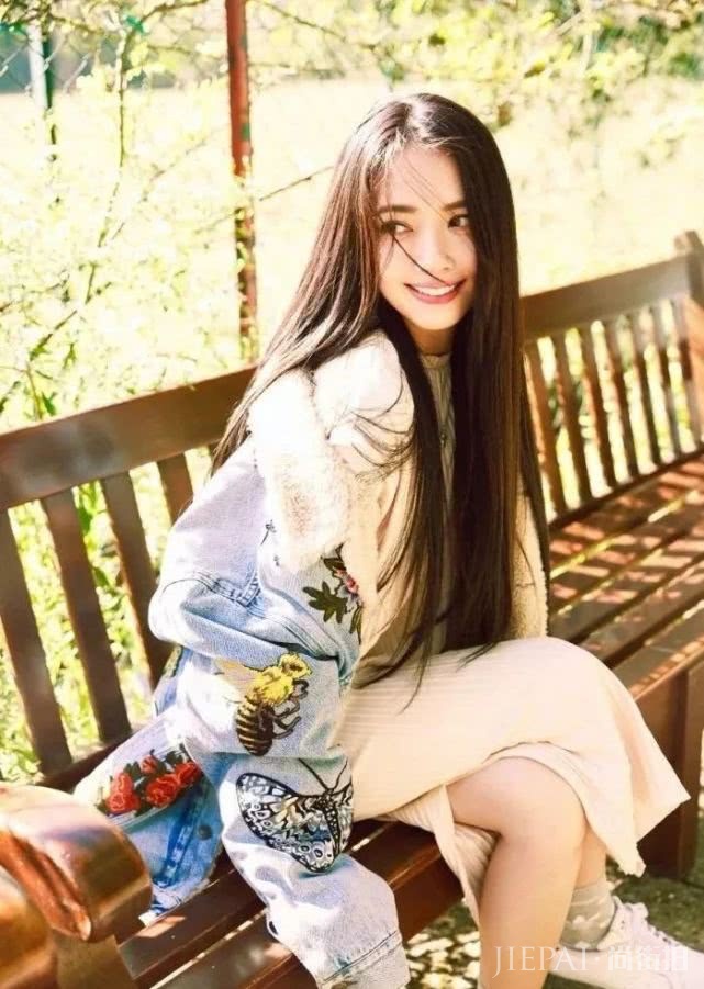 郭碧婷衣品超高,荷叶边露脐装身材太好!