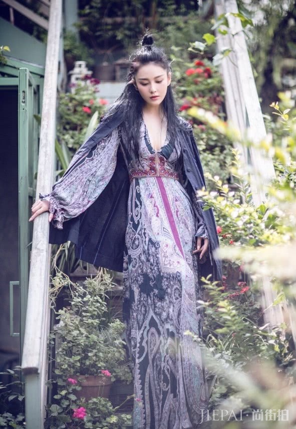 张馨予“道士头”配长裙,除了美还是美!