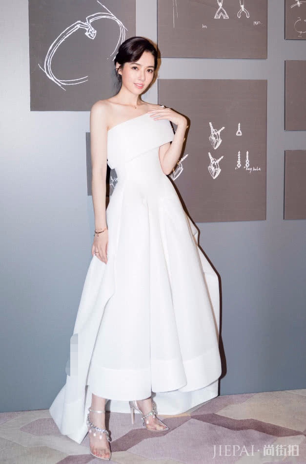 郭碧婷用“A4纸”当衣领，出乎意料性感极了！