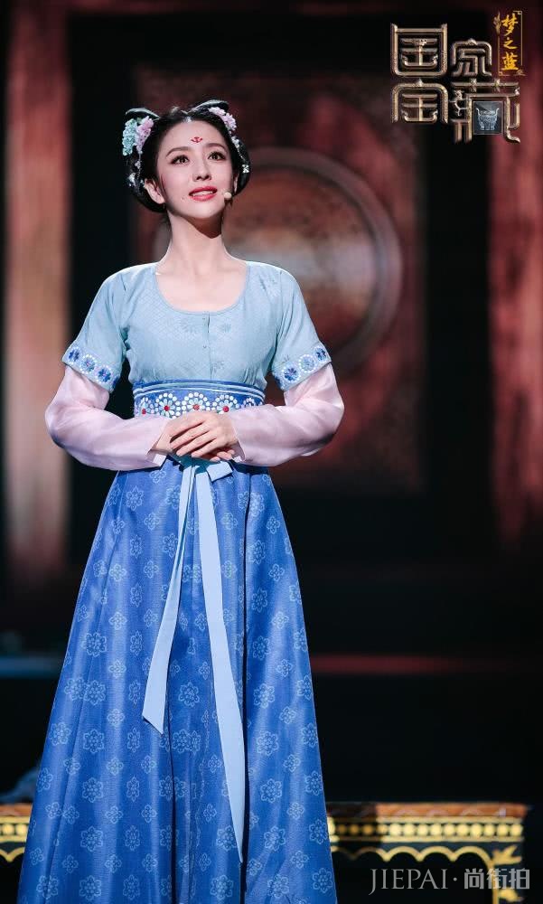 《国家宝藏》中佟丽娅穿襦裙温婉典雅极了，真漂亮
