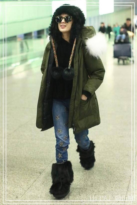 机场保暖只服黄圣依，雷锋帽配大棉袄+“狗熊鞋”