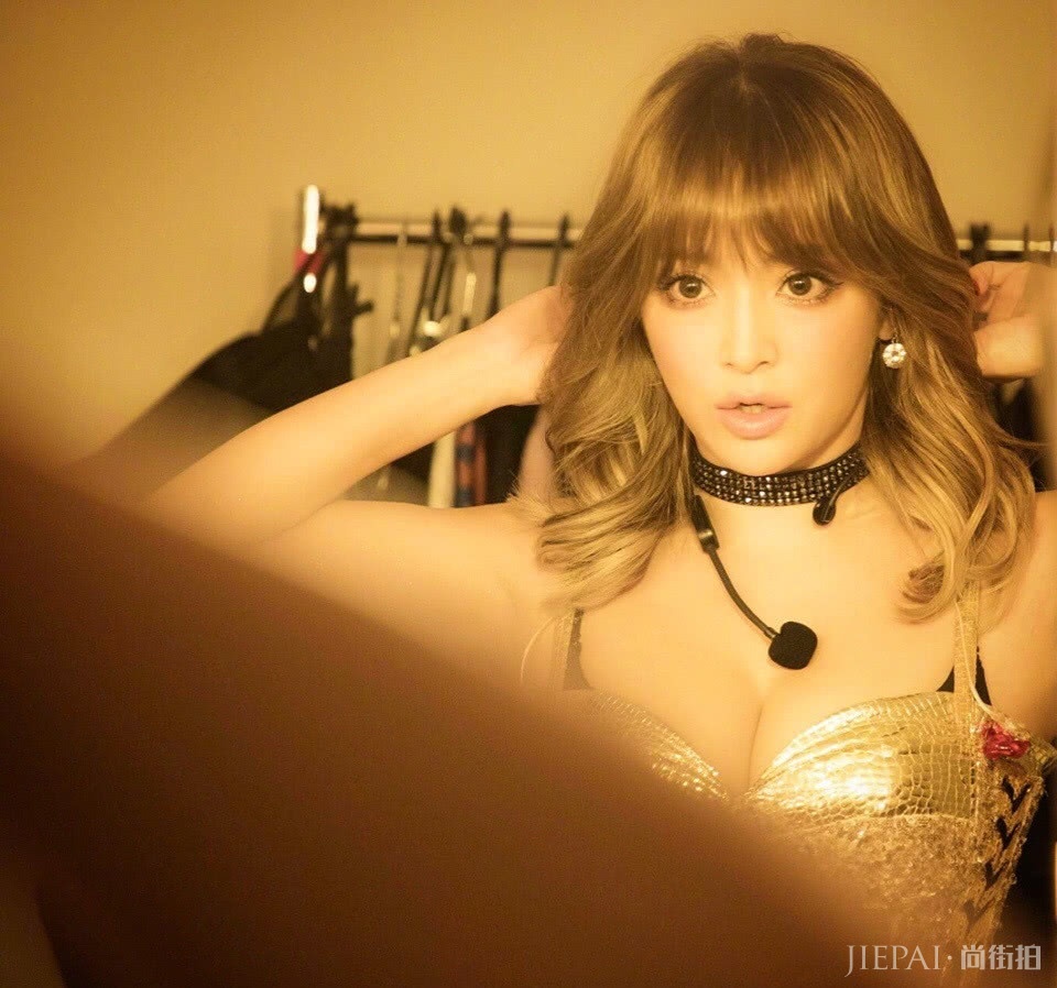 滨崎步街头风造型,搭配画染卷发造型,时尚又好看