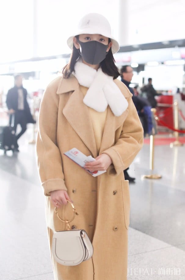 陈瑶带个“娃娃巾”!真是个小可爱啊